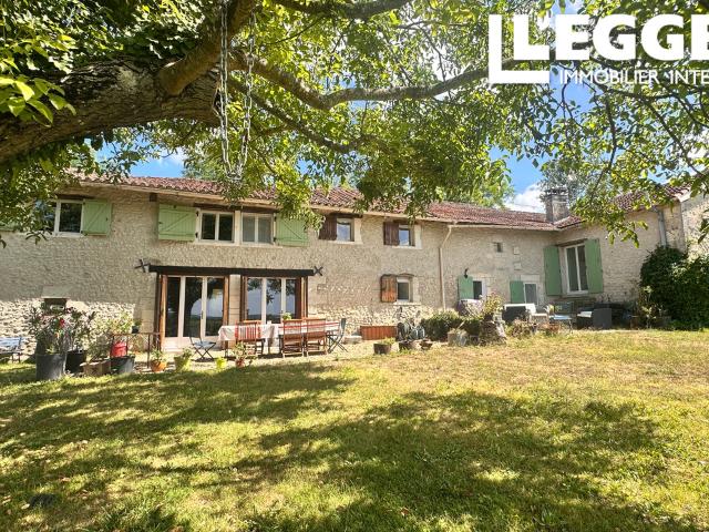 Ferme magnifiquement restaurée, avec vue panoramique. 3 chambres, piscine, grange, espace de stockage, parking