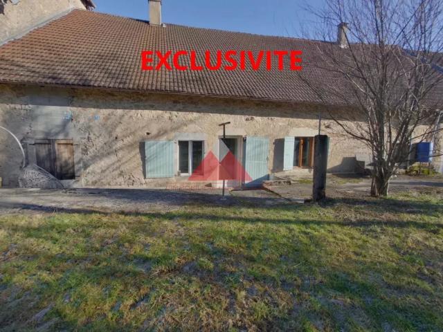 Ferme mitoyenne de plain pied avec terrain et dépendances