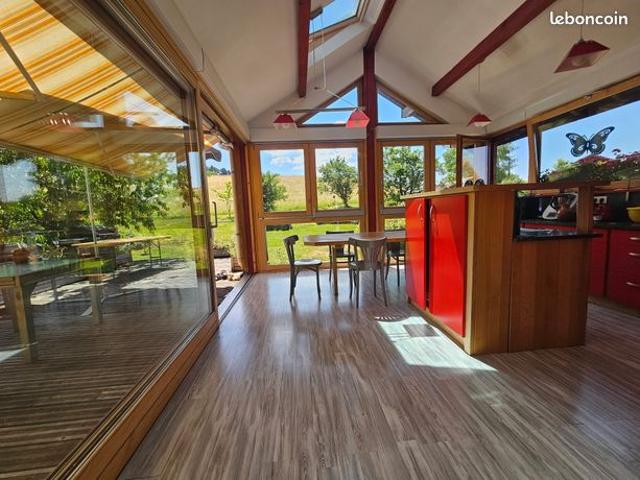 Ferme renové, sans vis à vis avec un appartement de 150m2 + dépendance & terrain