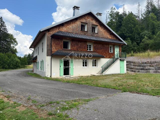 Ferme rénovée avec goût à Mijoux, en exclusivité