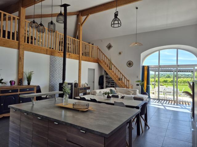 Ferme rénovée de 276 m2 avec garages, piscine et jardin clos. 276m² Sauveterre De Guyenne