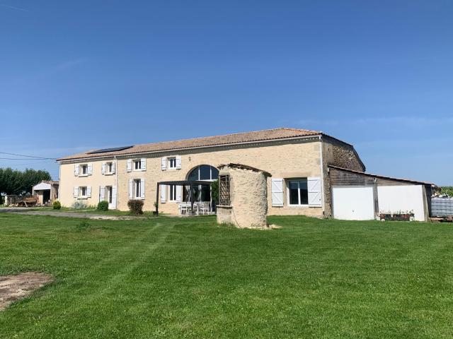 Ferme rénovée de 276 m2 avec garages, piscine et jardin clos sans vis à vis !