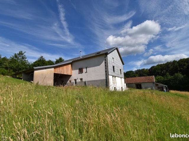 Ferme rénovée, totalement isolée sur 1,4 hectare