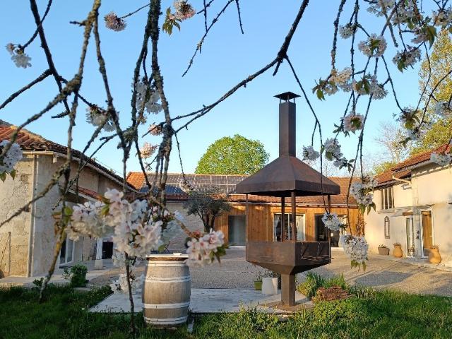 FERME RESTAUREE AVEC GOUT COMPRENANT 2 GITES SUR 6700 M2 DE TERRAIN 15 MN DE PERIGUEUX