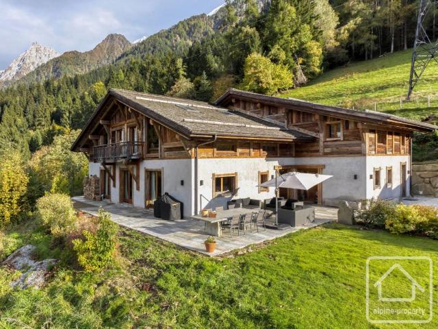 Ferme spectaculaire sur un grand terrain privé, 5 chambres, vue panoramique sur la montagne, proche des remontées mécaniques et de Genève