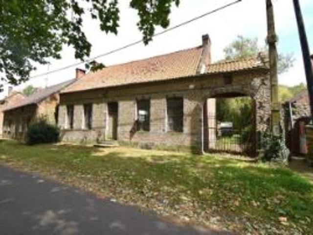 Fermette 130m² à rénover+ dépendance 90m² avec pass. latéral