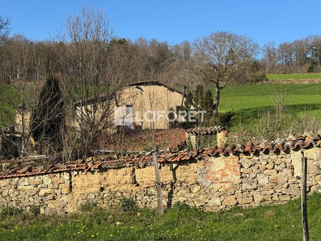 Fermette à réhabiliter entièrement sur environ 2000 m² de terra