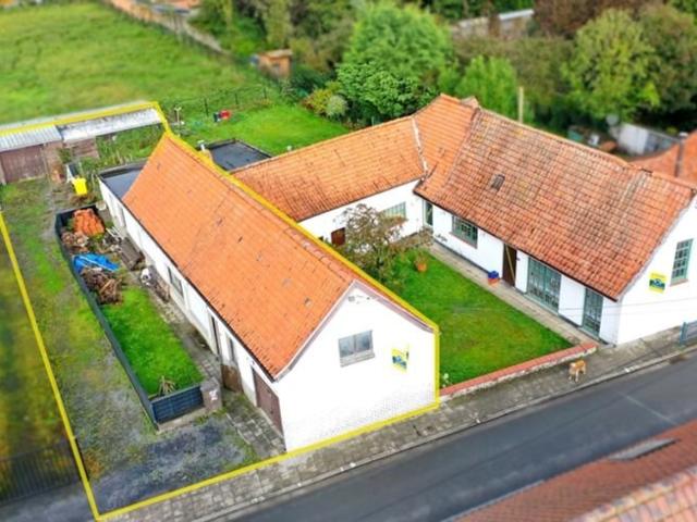 Fermette à rénover avec 4 chambres et 2 garages