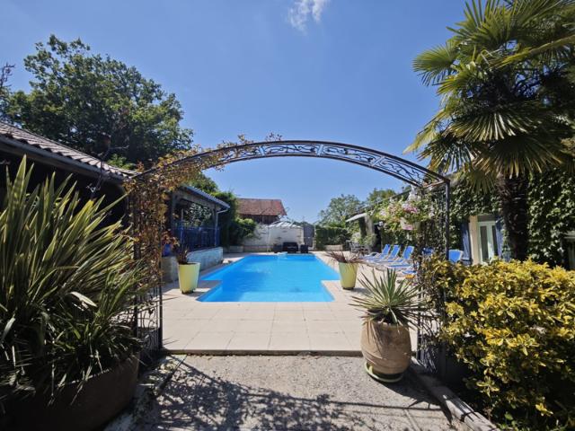 FERMETTE RÉHABILITÉE avec PISCINE sur 2,3 Ha