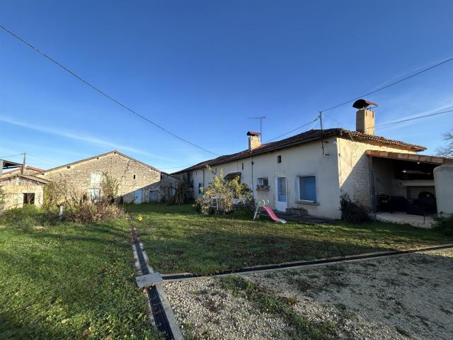 Fermette Charentaise Avec Grange Dependances Et Jardin 129m² Cellefrouin