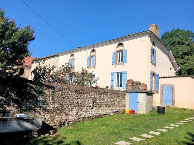 Fermette comprenant 4 chambres sur 6,35ha avec dépendances 187m² Vic en Bigorre