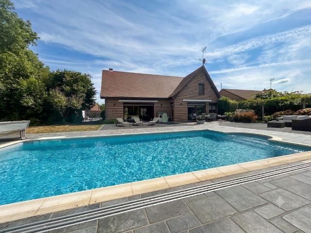 Fermette en L entièrement rénovée avec piscine chauffée développant 240,89 m2 et bâtie sur 2076m2 de terrain