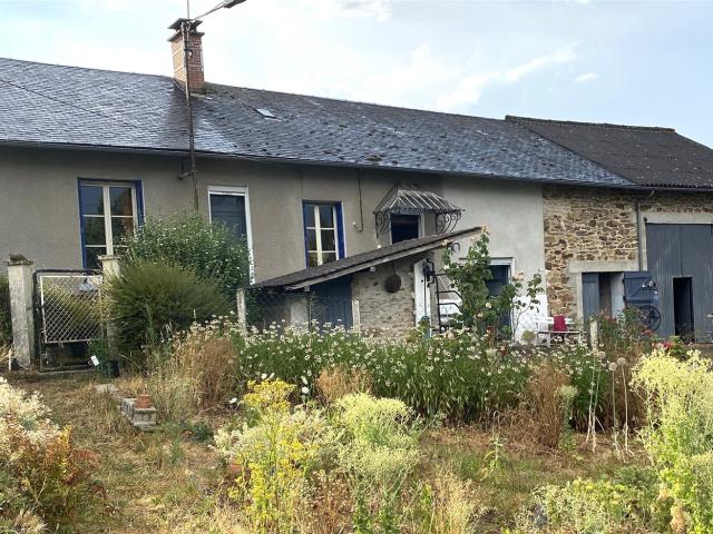 Fermette en position dominante avec vue dégagée sur le villa. 80m² Châteauneuf la Forêt
