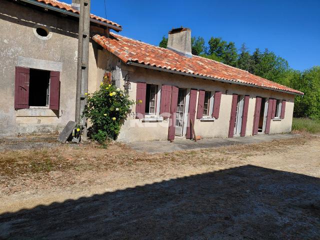 Fermette non habitable en l'état avec toiture neuve sur tous bâtiments et 4 hectares de prairies et 3 granges