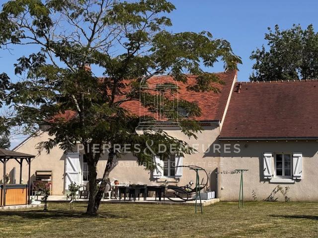 Fermette Renovee Avec Dependances 166m² Maillet