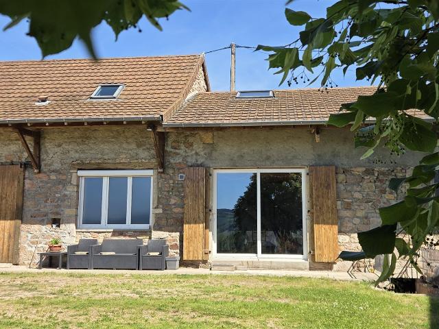 Fermette renovée sur terrain de 2400m² face à une très belle. 108m² Dompierre les Ormes