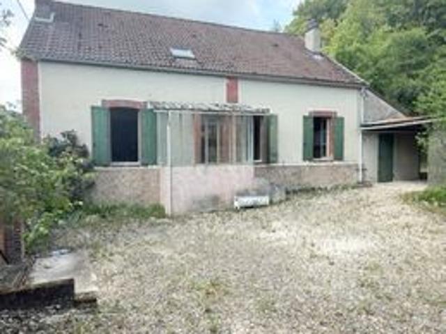 Fermette sur 2600 m2 de terrain en partie boisée