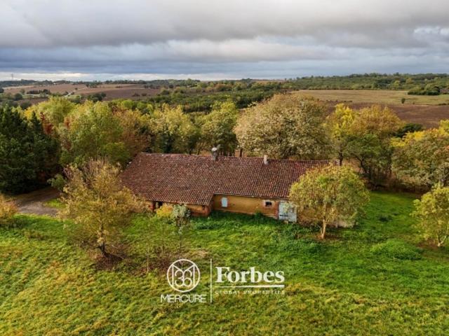 FERMETTE SUR PLUS D'UN HECTARE BELLE VUE