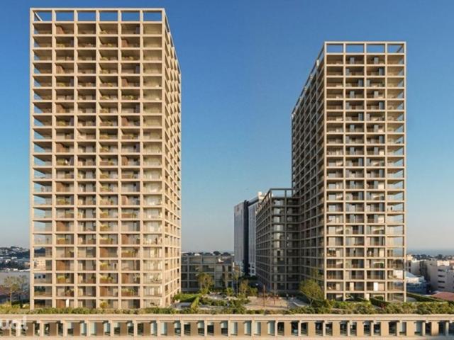 Fernão Magalhães 127: Apartamento T2 com varandas no centro do Porto