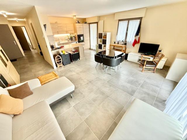 Ferney Voltaire 01210, T3 avec 2 balcons, cave, garage et parking privé