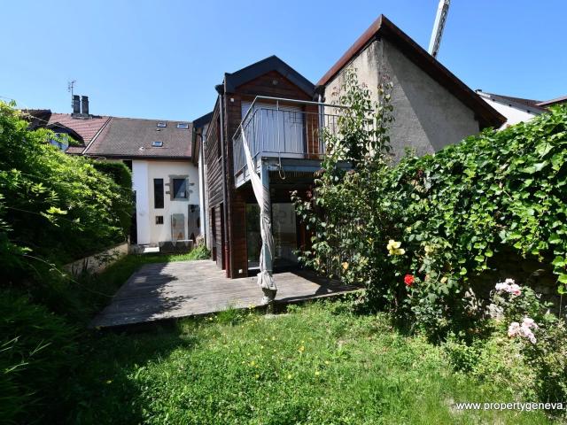 FERNEY VOLTAIRE: Propriété composée de trois maisons avec te
