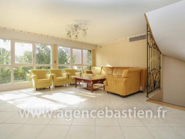 VENTE EXCLUSIVITE T5 BIS DE 195 m2 HAB. AVEC COUR PRIVEE