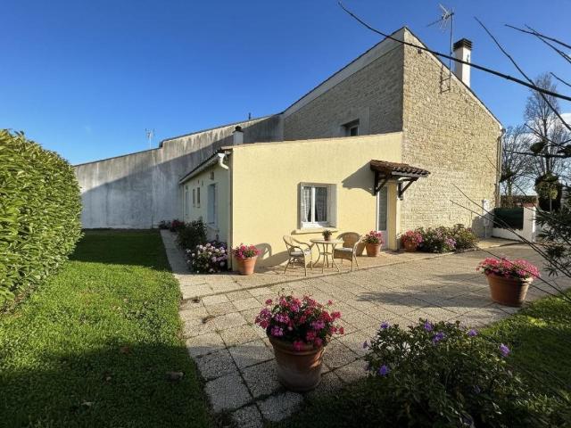 Ferrieres. Maison ancienne, chambre de plain pied, deux cham. 121m² Ferrières