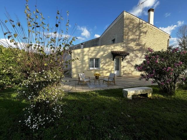 FERRIERES. Maison ancienne sur grand terrain divisible, double entrée, grand garage