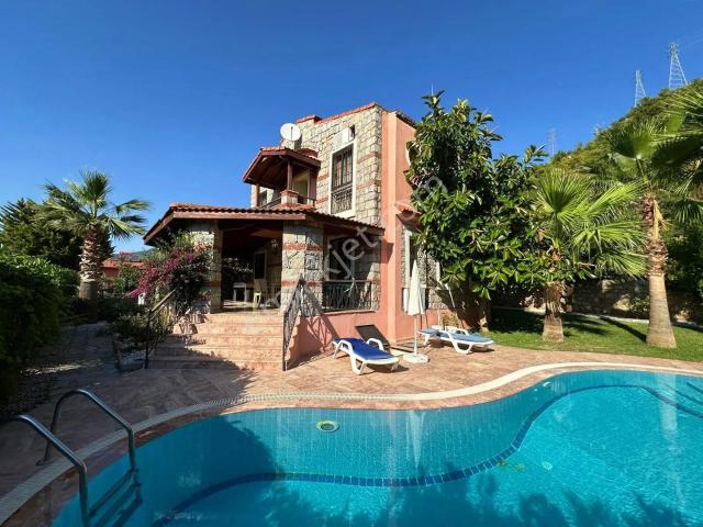 Fethiye Ölüdeniz Plajı'na Yakın Havuzlu Müstakil Tripleks Villa