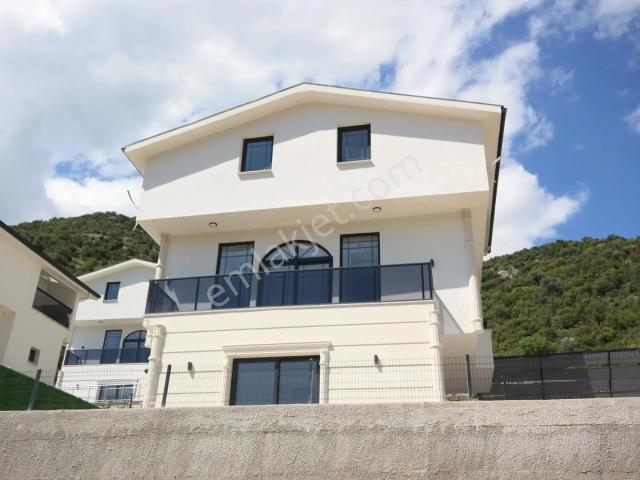 Fethiye Üzümlü'de Muhteşem Manzaralı Havuzlu 3+1 Lüks Villa