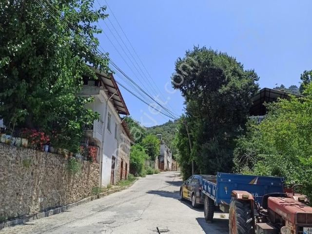 Fethiye Üzümlü'de Satılık Müstakil Kargır Ev Ve Avlu