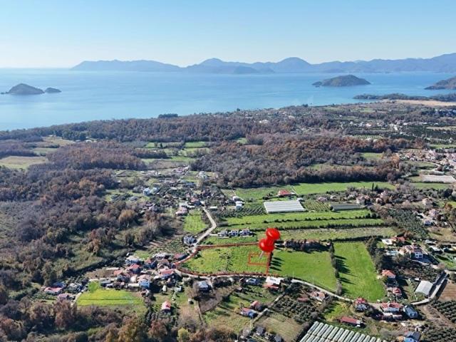 Fethiye Yanıklarda Yerleşik Alanda Doğa Manzaralı Villa Yapımına Uygun Satılık 725m Arsa Payı