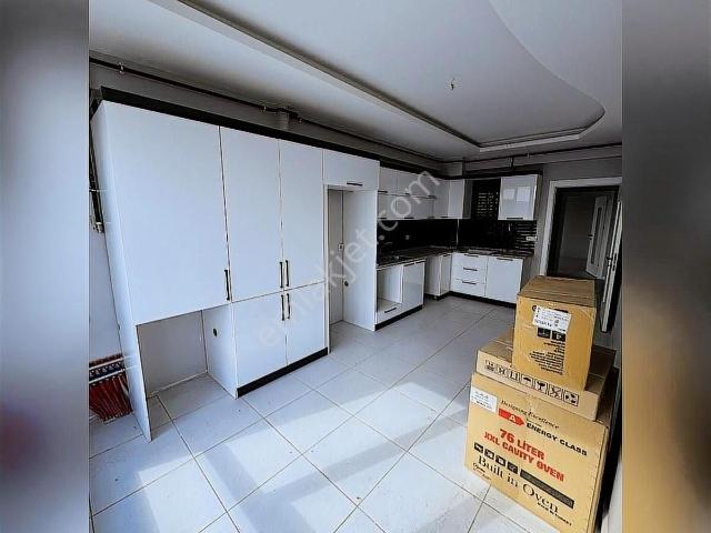 Fetih Caddesinde 4+1 Arakat Sıfır Geniş Daire