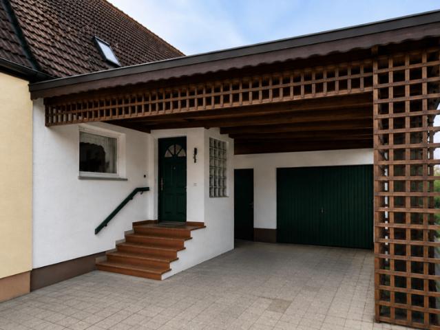Feucht: Ruhige kleine sanierungsbedürftige DHH mit 100m² Wfl. u. 342m² Grund