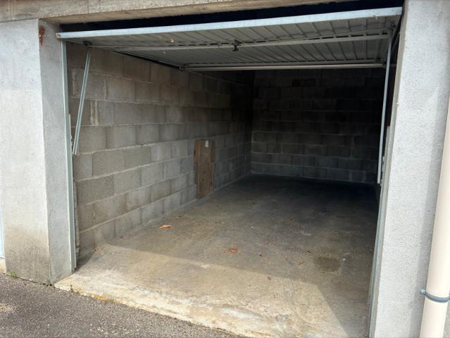 Feurs Location Parking / Garage 42