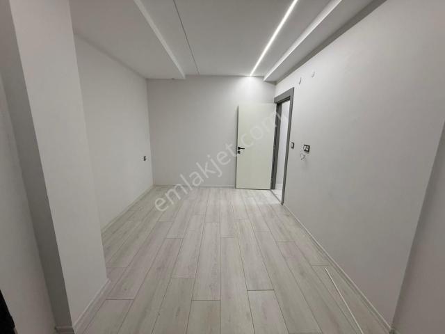Fevzi Çakmakta Gerçek Yüksek Giriş Site İçi 1+1