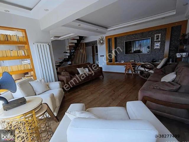 Fevzi Çakmakta Göl Manzaralı Geniş Teraslı 250m2 Villa
