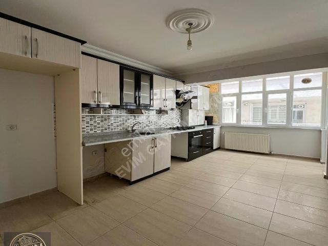 Fevzipaşa Mah.merkezi Konumda Cambalkonl 2+1 136m² Kiralık Daire
