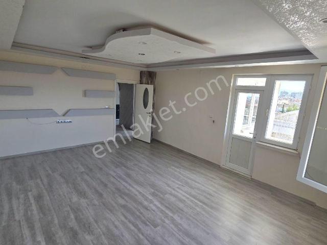 Feyziçakmak Mahallesinde 5.katta 3+1 130m² Çift Balkonlu Fırsat