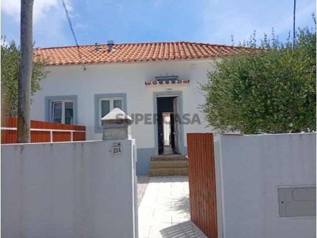 FHNM1003 Moradia T1+Mezzanine totalmente renovada, com excelente aproveitamento de espaço, acabamentos modernos e uma imagem verdadeiramente acolhedora