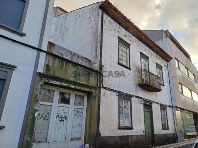 FHPM3059 Moradia em Banda com garagem e quintal no centro de Ponta Delgada