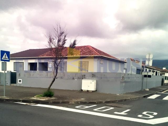 FHPM3070 Moradia Geminada p/ Recuperação T3 Térrea Vista 1ª Linha Mar, Ribeira Grande