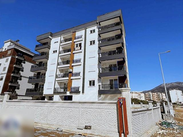 FİNİKE KUM MAHALLESİNDE SATILIK 1+1 DENİZE 200M. MERKEZİ KONUMDA