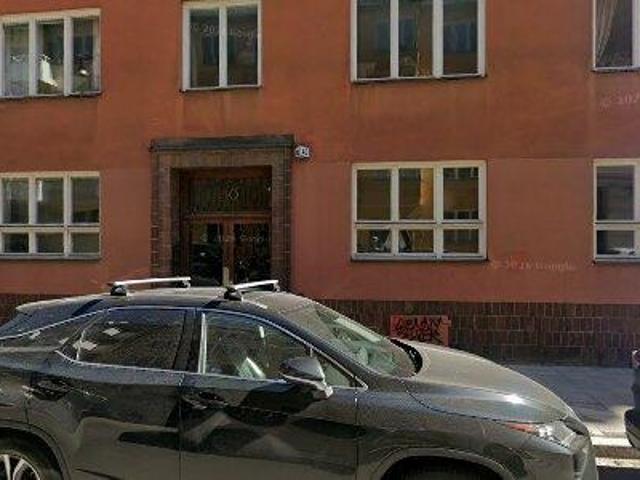 Fint sovrum med fönster mot lugn innergård i en mysig lägenhet med total yta om 94 kvm, mitt i city, nära allt