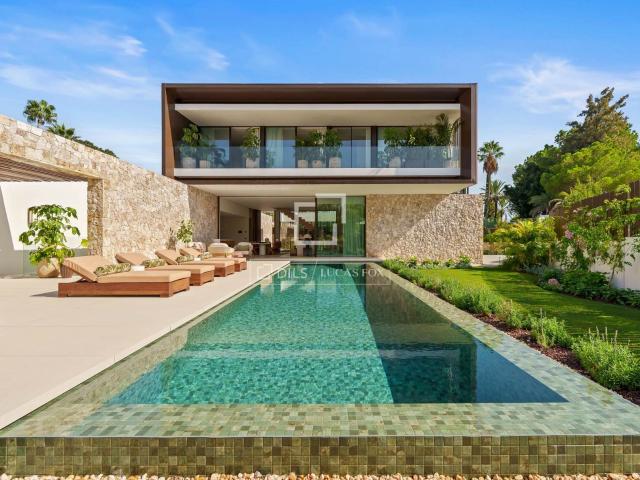 Finalizada en 2025, esta villa de cinco dormitorios se sitúa. 1010m² Marbella