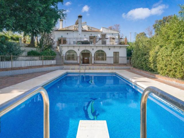 Finca única con 2 viviendas independientes, piscina y zona deportiva en Alhaurín de la Torre
