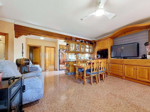 Finca única con vivienda, amplios espacios y parcela anexa en San Felipe Neri, Crevillente