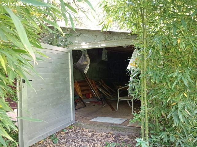 Finca urbana con casa de piedra para restaurar