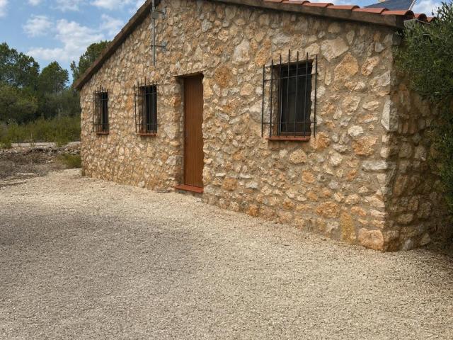 FINCA URBANA RUSTICA CON EXCELENTE CASETA DE PIEDRA EN LA MONTAÑA PRECIO 155.000