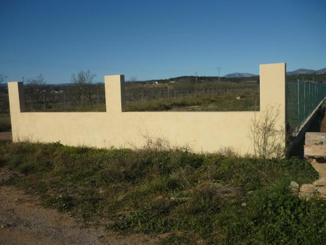 Finca vallada con agua de riego
